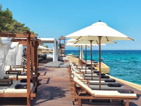 Privatstrand, Liegestühle, Sonnenschirme, Strandtücher