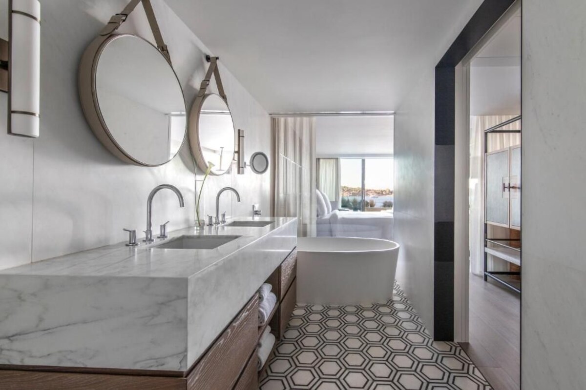 Bathroom | Combined shower/tub, deep soaking tub, designer toiletries, hair dryer