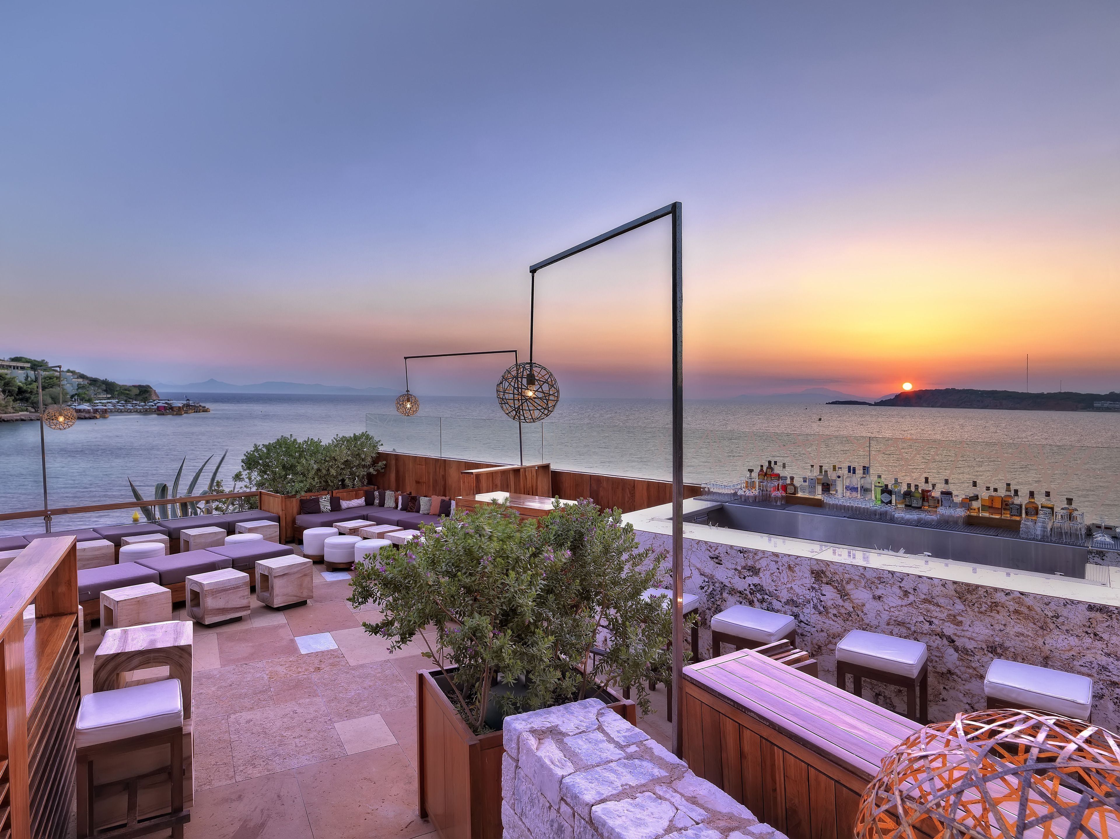 4 restaurants; breakfast, lunch, and dinner served