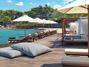 Plage privée, chaises longues, parasols, serviettes de plage