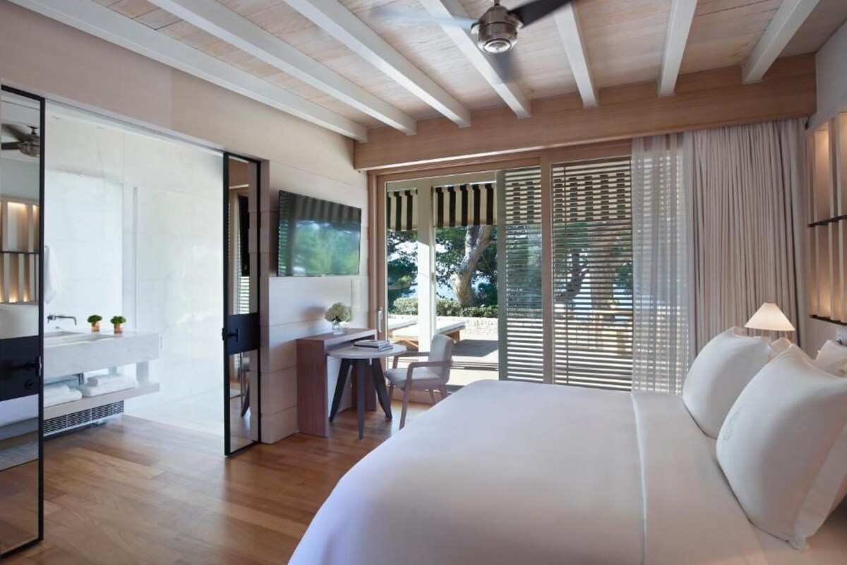 1 bedroom, premium bedding, minibar, in-room safe