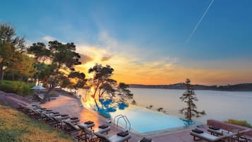Indoor pool, 2 outdoor pools, pool loungers