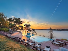 Una piscina techada, 2 piscinas al aire libre