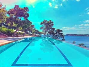 Innenpool, 2 Außenpools, Liegestühle