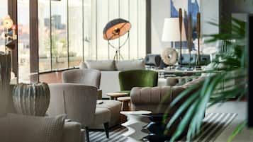 2 bars/lounges