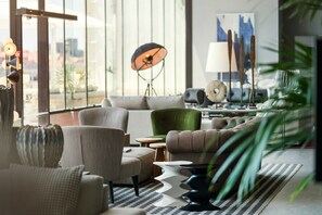 2 bars/lounges