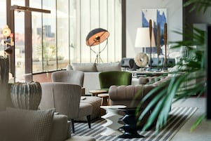 2 bars/lounges