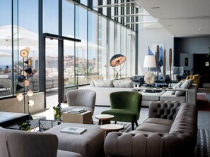 2 bars/lounges
