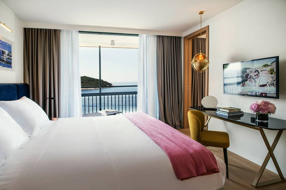 Executive Suite, Balcony, Sea View | Minibar, in-room safe, individually furnished, desk