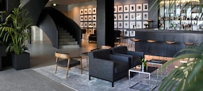 2 bars/lounges