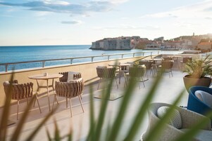 2 bares/lounges