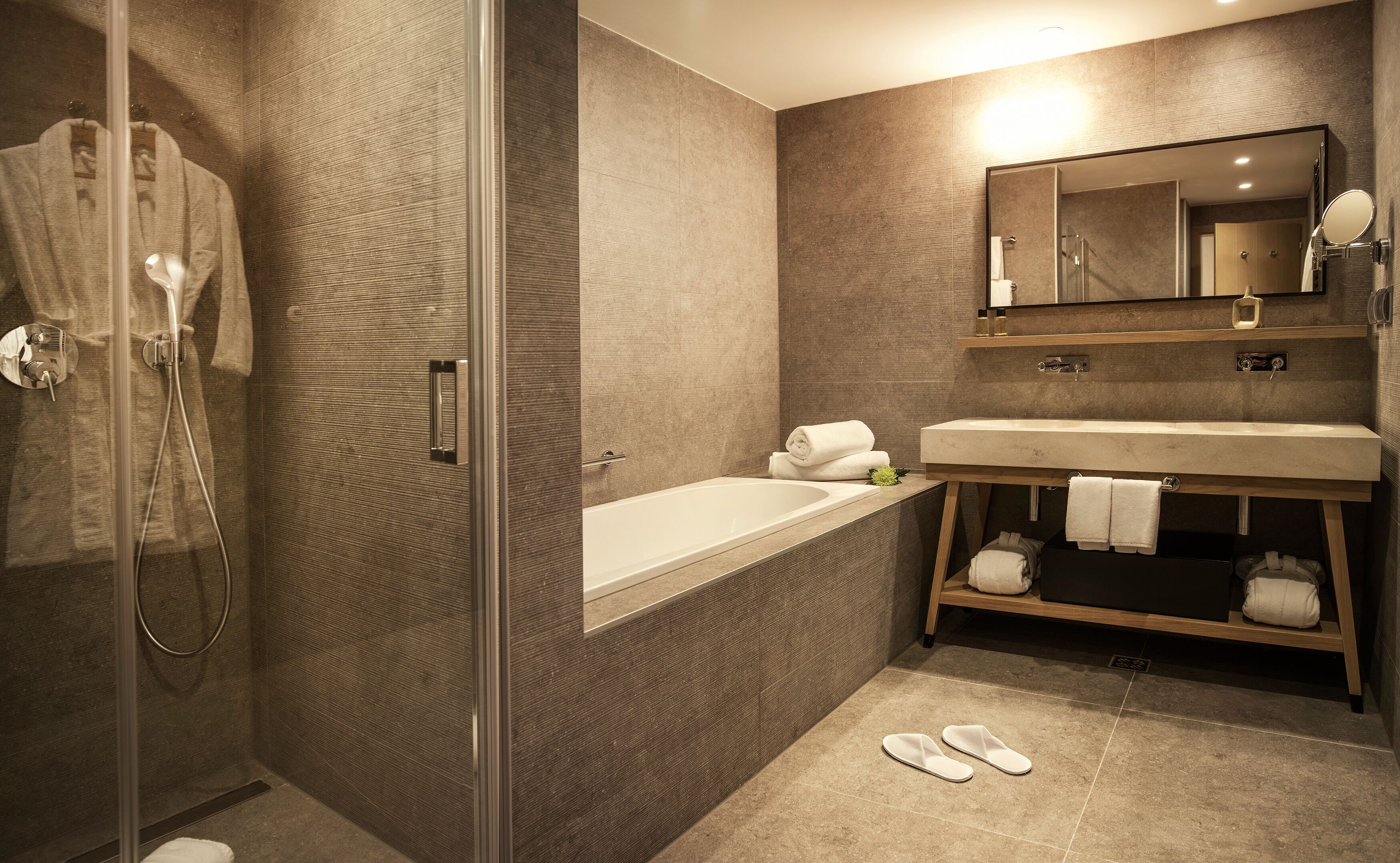 separate bathtub and shower, eco-friendly toiletries, hair dryer