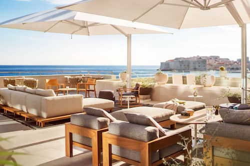2 bars/lounges