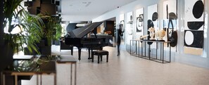 2 bars/lounges