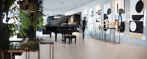 2 bars/lounges