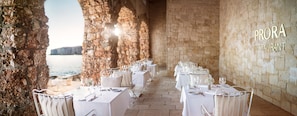3 restaurants, servant le déjeuner et le dîner; cuisine méditerranéenne