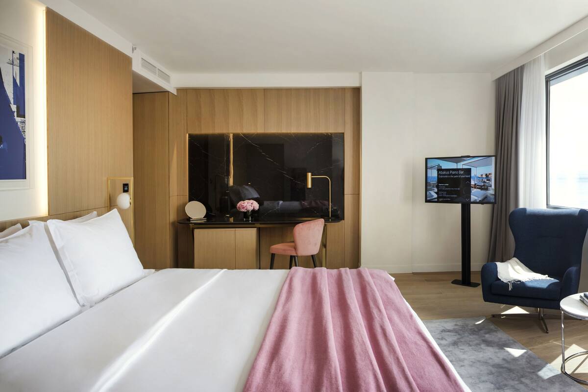 Frigobar, cofres nos quartos, escrivaninha, cortinas blackout