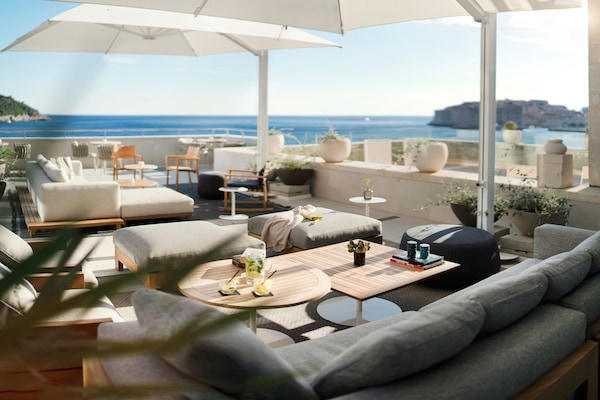 2 bars/lounges