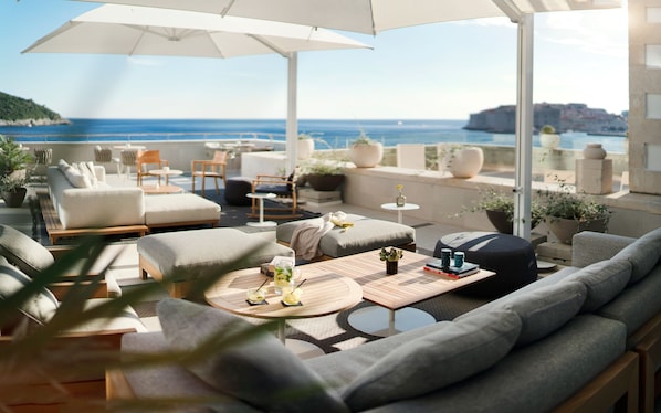 2 bars/lounges