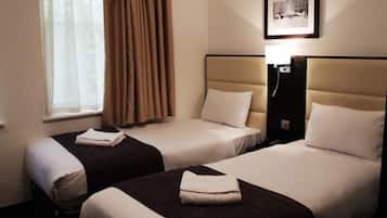 Een kluis op de kamer, een bureau, een strijkplank/strijkijzer