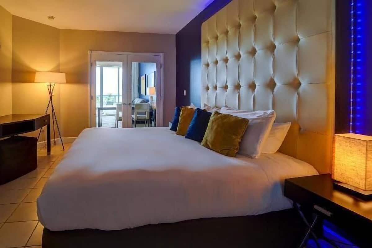 Premium bedding, in-room safe, individually decorated