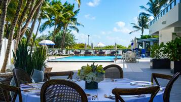 Se sirven desayunos, comidas y cocina americana con vista a la alberca