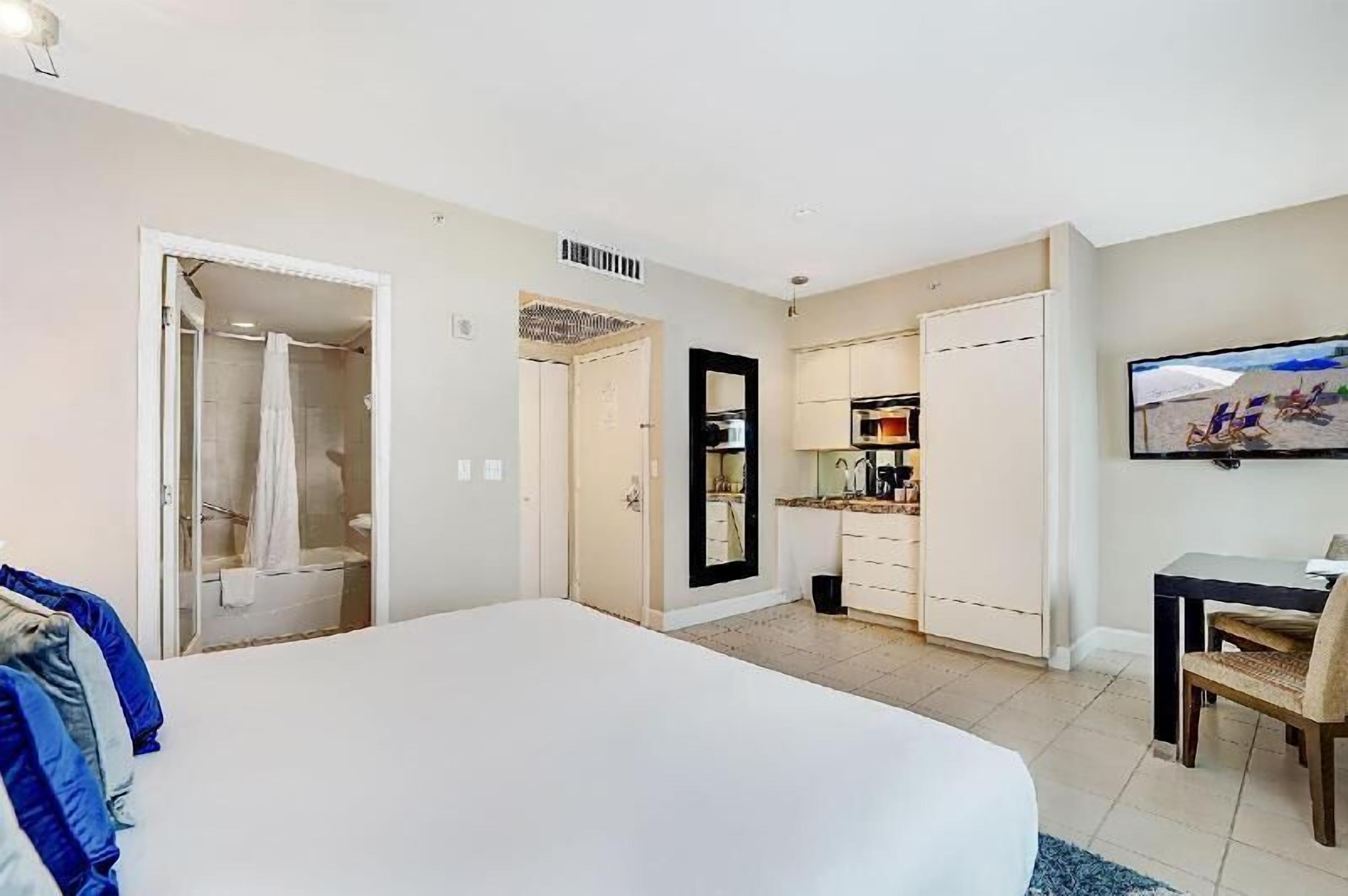 Premium bedding, in-room safe, individually decorated