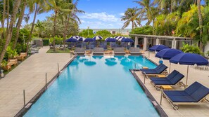 室外游泳池，提供泳池遮陽傘和日光浴躺椅