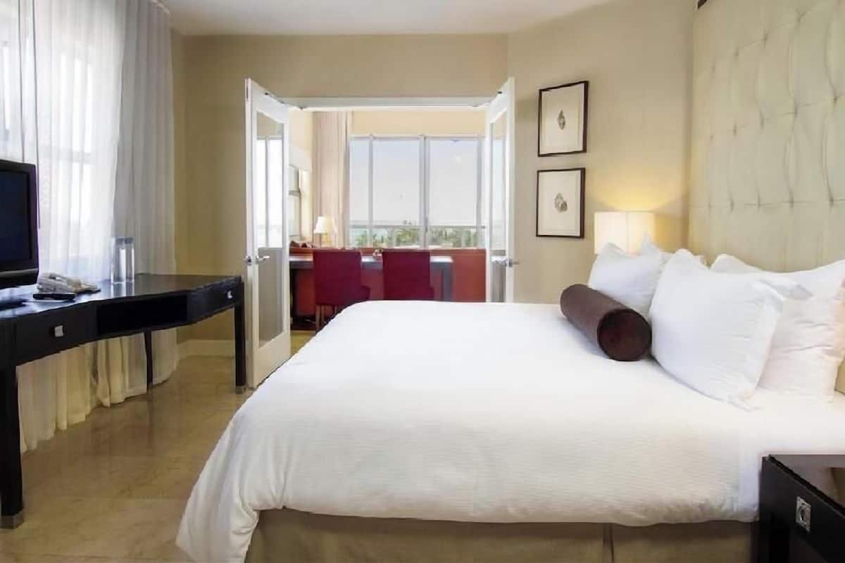 Premium bedding, in-room safe, individually decorated