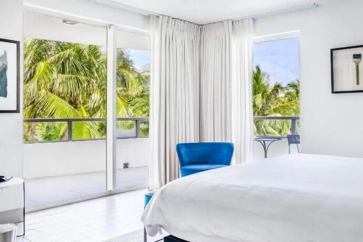 Premium bedding, in-room safe, individually decorated