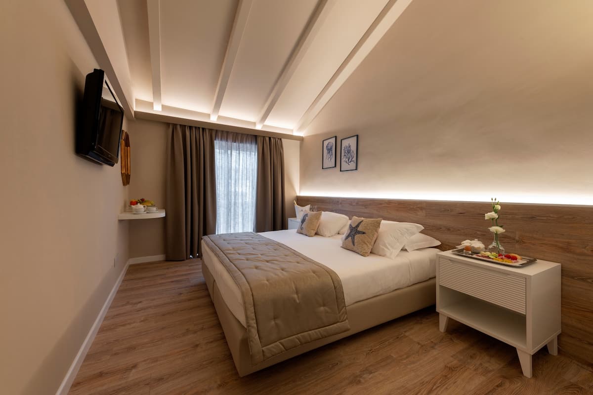 premium bedding, down duvets, select comfort beds, minibar