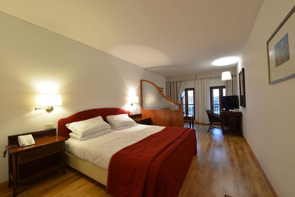 Junior Suite | Premium bedding, down comforters, Select Comfort beds, minibar