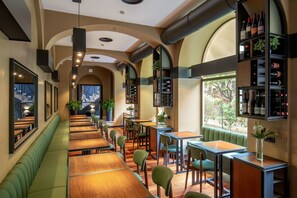 Ferdiglaget frokost hver dag (EUR 15 per person)