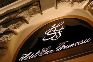 Et hotelskilt med navnet "Hotel San Francisco".