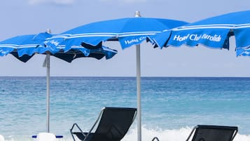 在附近的私人海滩、沙滩椅、海滩遮阳伞、间海滩酒吧