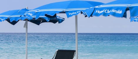 Plage privée à proximité, chaises longues, parasols, bar de plage