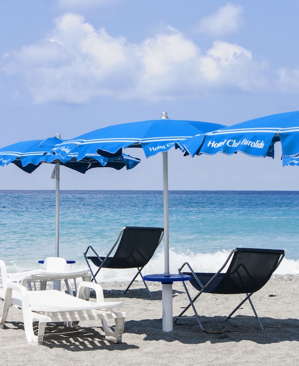 Privat strand i nærheten, solsenger, parasoller og strandbar