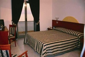 Minibar, cots/infant beds