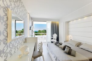 Roupas de cama premium, frigobar, cofres nos quartos, escrivaninha