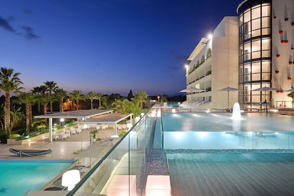 2 piscinas al aire libre, sombrillas, sillones reclinables de piscina