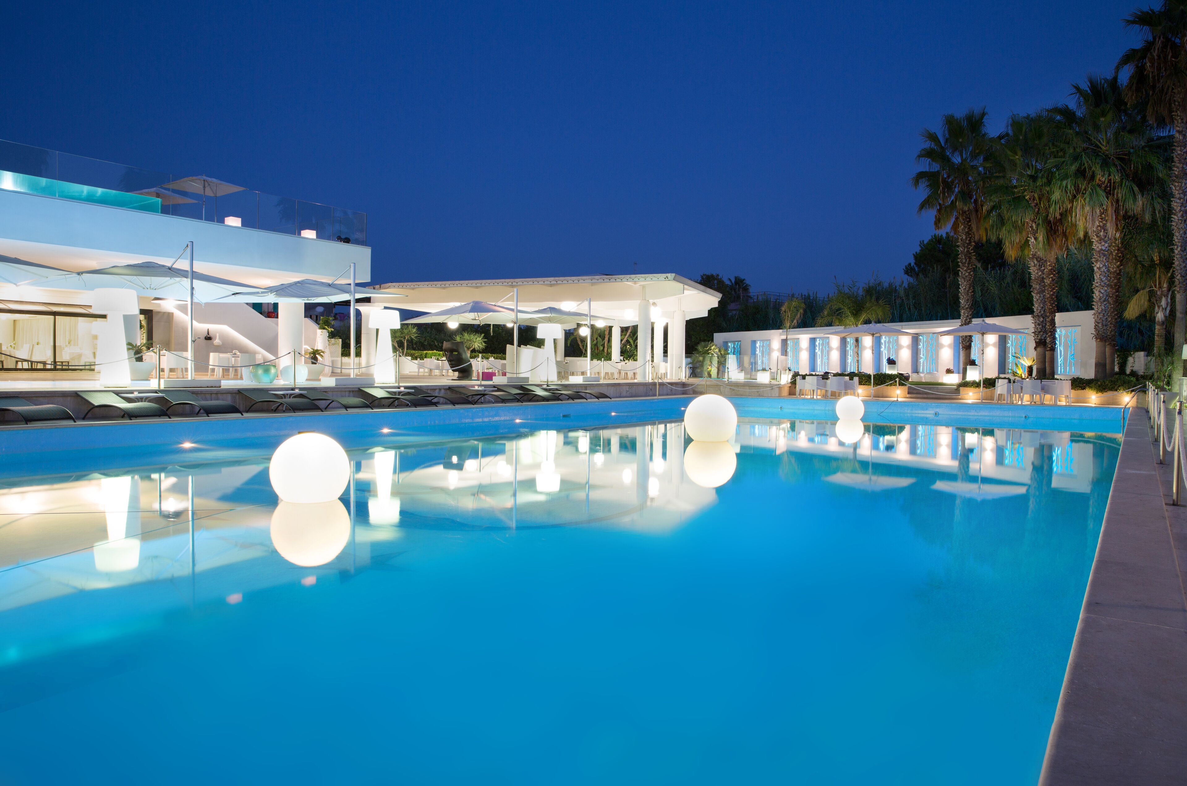 2 albercas al aire libre, sombrillas en la alberca y camastros 