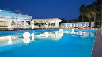 2 piscine all'aperto, ombrelloni da piscina, lettini