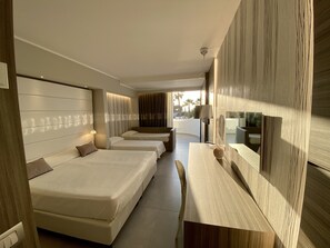 Junior Suite | Premium bedding, minibar, in-room safe, desk