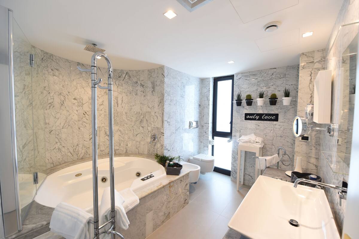 combined shower/bathtub, rainfall showerhead, designer toiletries