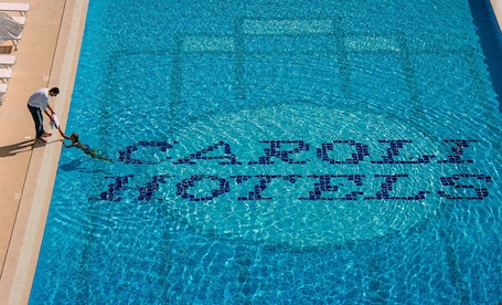 2 piscinas al aire libre, sombrillas, sillones reclinables de piscina