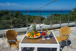 2 bares, bar junto a la piscina