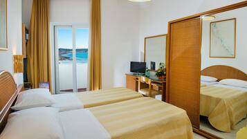 Camera Standard con letto matrimoniale o 2 letti singoli | Minibar, una cassaforte in camera, una scrivania, tende oscuranti