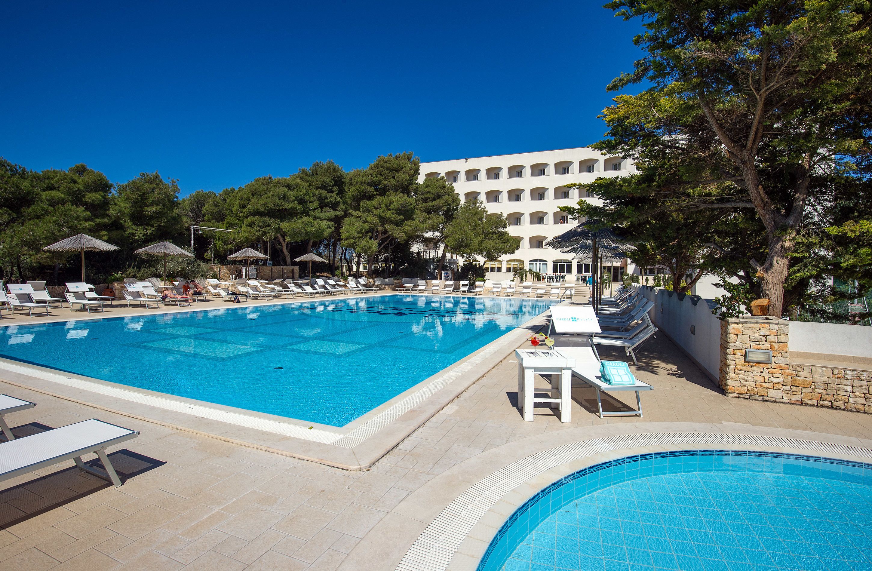 2 室外游泳池，池畔遮阳伞，日光浴躺椅