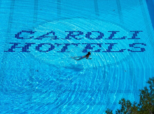 2 piscines extérieures, parasols, chaises longues