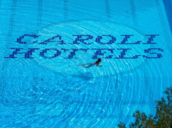 2 piscine all'aperto, ombrelloni da piscina, lettini